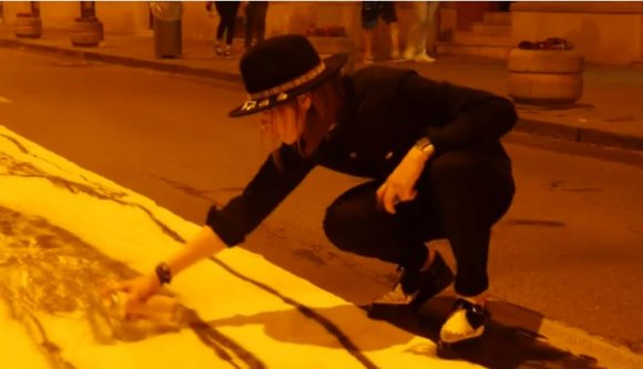 Művészek szállták meg éjszaka a Jókai utcát (VIDEÓ)