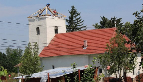 Elkészült a kutyfalvi templomtorony ideiglenes tetőzete