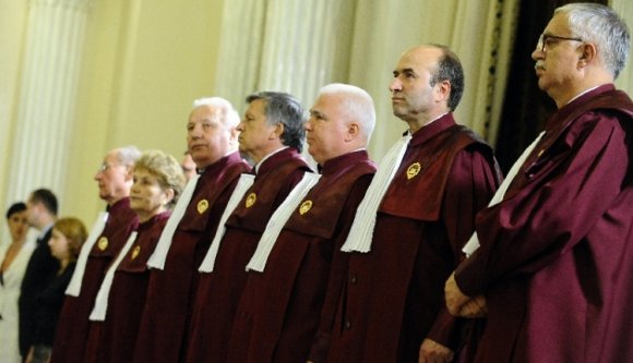 Alkotmánybírák: mandátumvesztéssel jár a felfüggesztett szabadságvesztés is