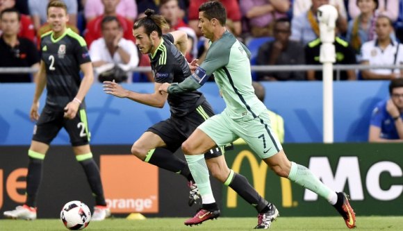 Eddig tartott a walesi csoda, Portugália döntős