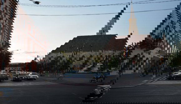 Gyalogosítják a Főtér nyugati oldalát