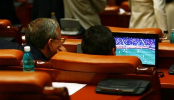 Cioloșék nem hagyják, hogy saját fizetésüket növeljék a közméltóságok