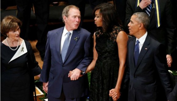 Jó kedve volt Bushnak a megölt rendőrök emlékrendezvényén (VIDEÓ)