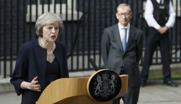 Theresa May alaposan belecsapott a lecsóba