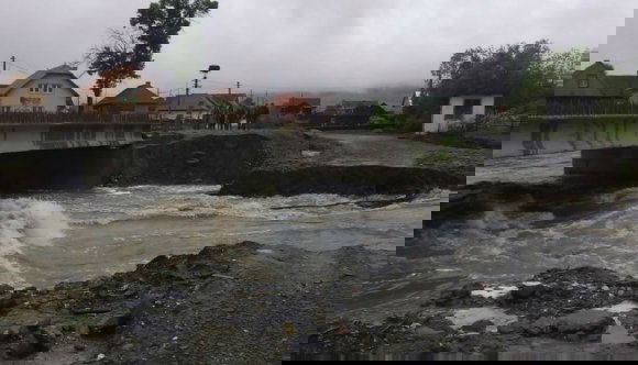 Tizenkét megyében áradnak a folyók