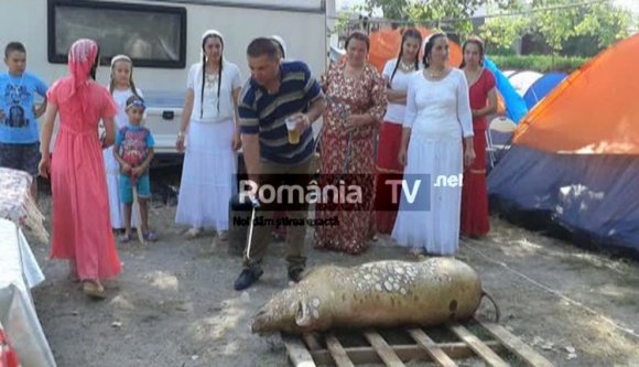 Disznót vágtak a nyaraló romák a tengerparton