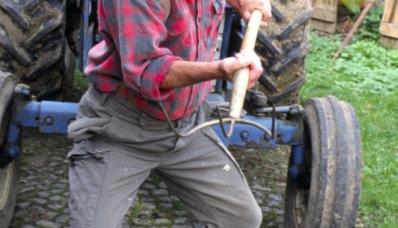 Vasvillával támadt a kommandósokra – lelőtték