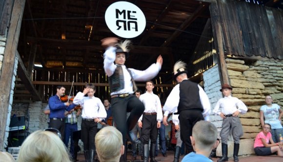 Csűrbuli extrákkal – ilyen egy világzenei fesztivál a Kalotaszegen