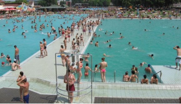 Első munkanapján belefulladt a medencébe