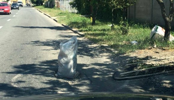 Így bánnak el Szatmáron a felnizabáló kátyúval