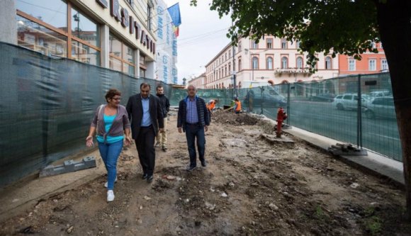 Megkezdték a Főtér déli oldalának felújítását Kolozsváron