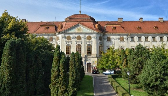 Újranyitná kapuit a látogatók előtt Várad impozáns barokk palotája