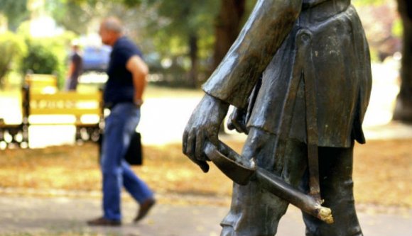 Nem férnek el Petőfi szobrától Ungváron