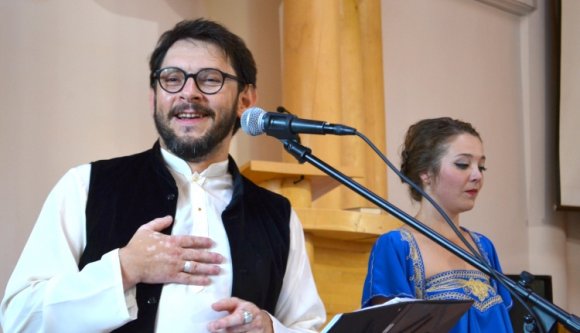 Egy óra alatt körbeénekelték a világot