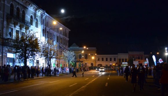 Helló, le kéne zárni a Főteret!
