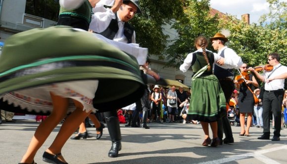 Zenével és csizmakoptatással mutatkoztak be Kolozsváron a néptáncosok (VIDEÓ)