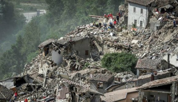 Rettenetesen megnőtt az olasz földrengés áldozatainak száma