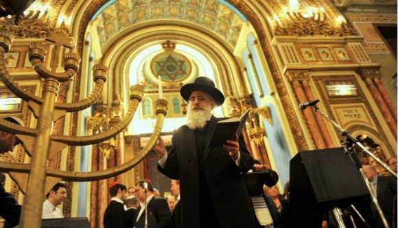 A muszlim bevándorlás veszélyeire figyelmeztet a romániai főrabbi