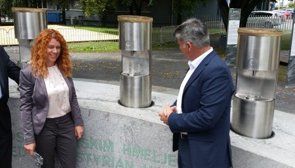 Sör folyik a szökőkútból egy szlovéniai városban