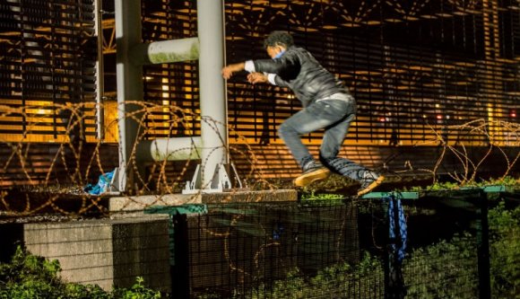 A britek tényleg falat építenek Calais-nál