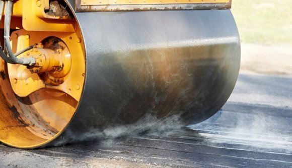 Romániai történet: politikus látogatása előtt aszfaltozzák az utat