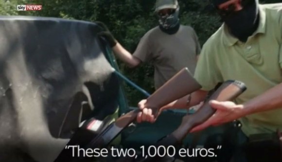 Mégse engedik haza a fegyverkereskedőt játszó „színészeket”