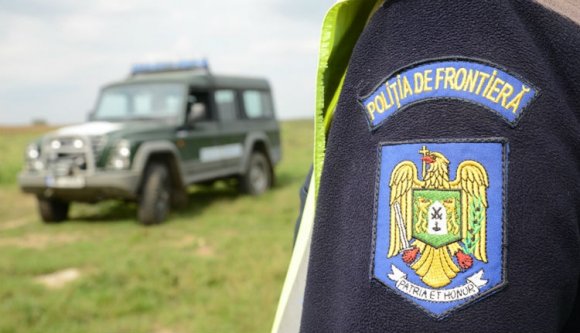 Utánfutó alá bújt migránsokat fogtak a román határrendészek