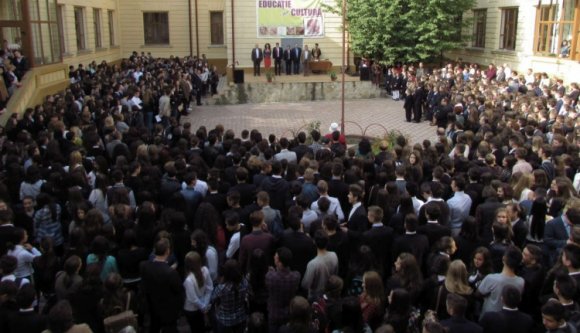 Elkezdődött a tanév, de iskolák ezrei működnek hatósági engedély nélkül