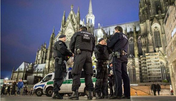 Kerítéssel óvják szilveszterkor a kölni dómot