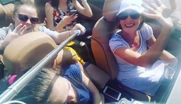 Kabrióval, diákjaival csapatja Carmen Iohannis (VIDEÓ)