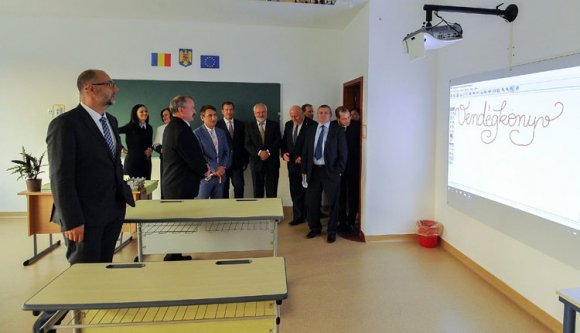 Szórványgimnáziumot adtak át Szamosújváron