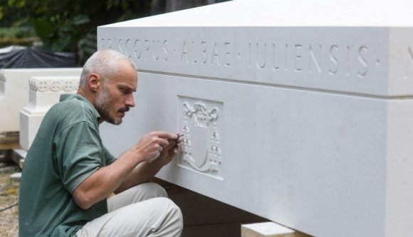 Így készül Márton Áron szarkofágja