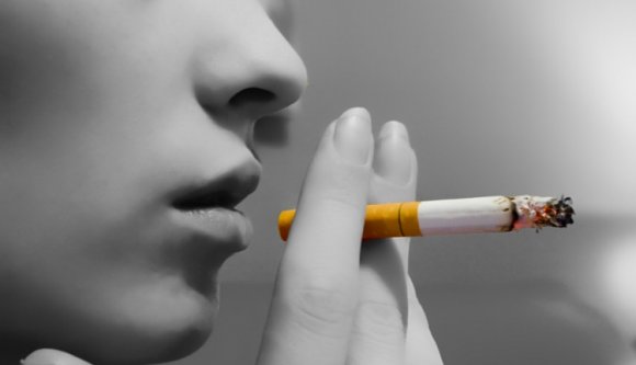 Még egyet csavarnak a dohányzásellenes törvényen