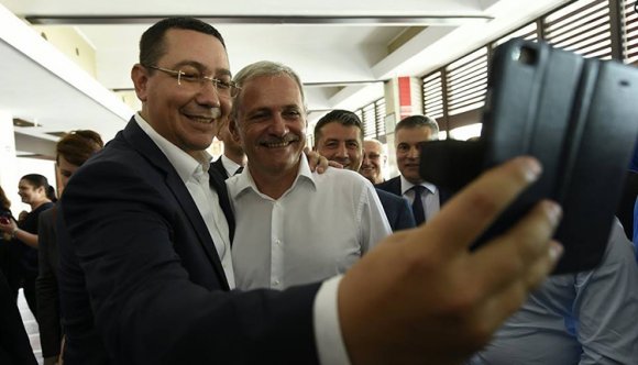 Hogyan köszöntötte Dragnea a 44 éves Victor Pontát?