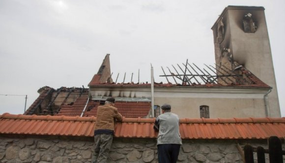 Gyűjtést hirdettek a leégett atyhai templom újjáépítésére