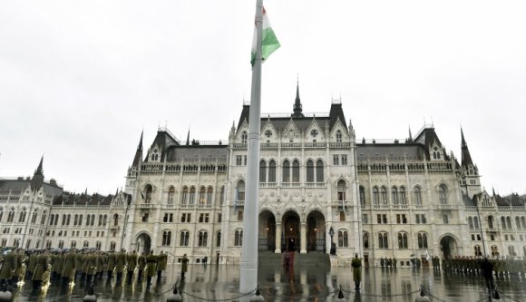 Félárbócon a nemzeti lobogó – elkezdődött az aradi vértanúk emléknapja