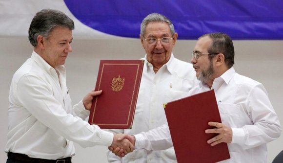 A béke bizonytalan, mégis megkapja a Nobel-békedíjat a kolumbiai elnök