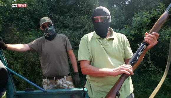 Hazaengedik a fegyverkereskedőt játszó „színészeket”