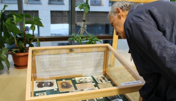 Emlékkiállítás elhurcolt erdélyi civilek fiókok mélyén őrzött titkaiból