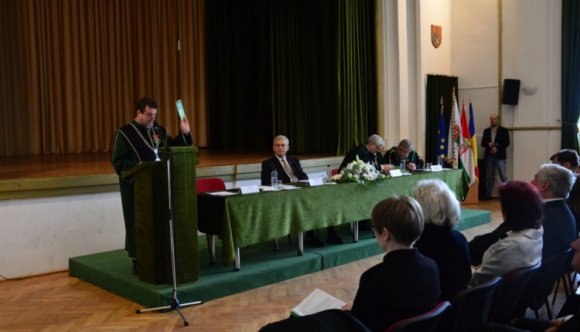 Jelentős összeget kap adósságrendezésre a PKE