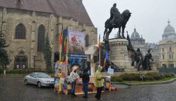 Furcsa, trikolór képződmény Kolozsvár főterén