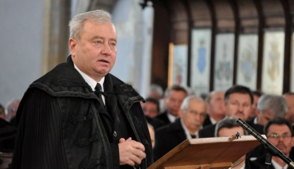 A sajtó kizárásával választották újra Csűry Istvánt