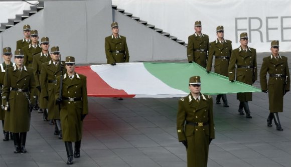 Felvonták a magyar nemzeti lobogót az Országház előtt