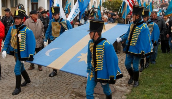 A magyarok romángyilkosokat ünnepelnek