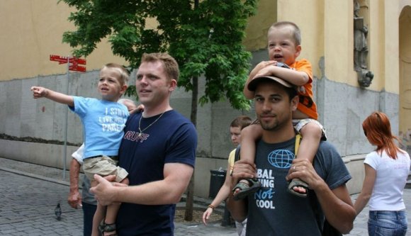 Csehországban örökbe fogadhatnak a meleg párok