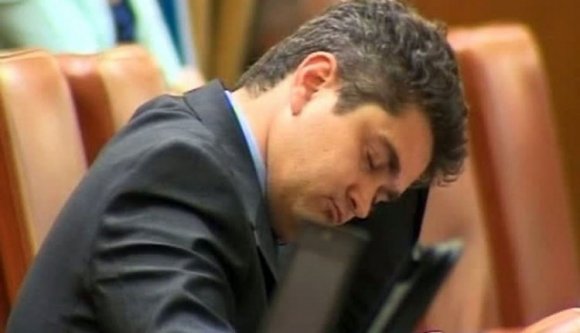 Akaratlanul, de feloldanák a képviselők a szekusdossziék titkosítását