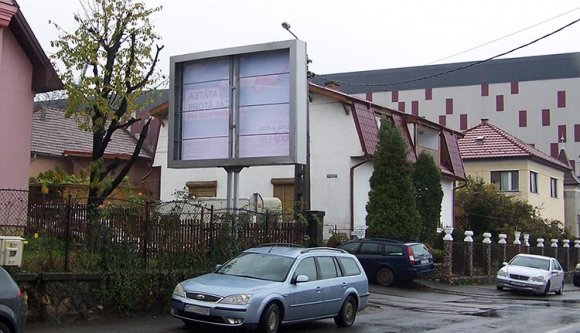 Nem is az RMDSZ plakátjaival van baj, hanem a reklámfelületekkel – frissítés