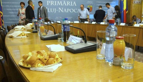 Képzetlen tanácsosoknak nem jár üléspénz