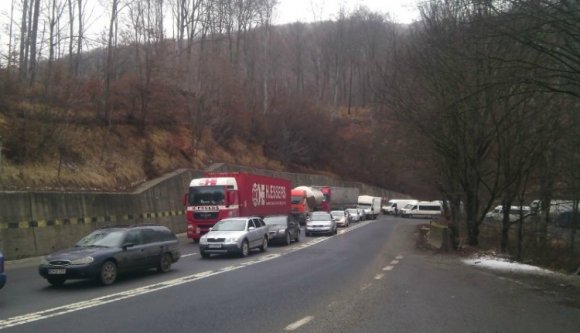 Marószódát szállító kocsi borult fel a Bogáti erdő térségében