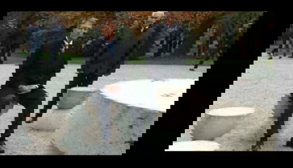 Botrány: Iohannis elnök ráült a szoborra!